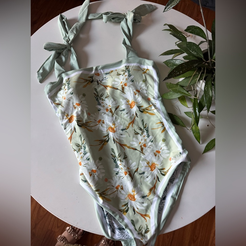 Vintage inspired Floral One-Piece Swimsuit with Square Neckline - Picture 6 of 8